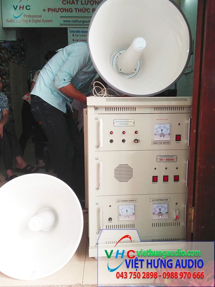 Khách hàng mua và thử loa tại cửa hàng của Việt Hưng